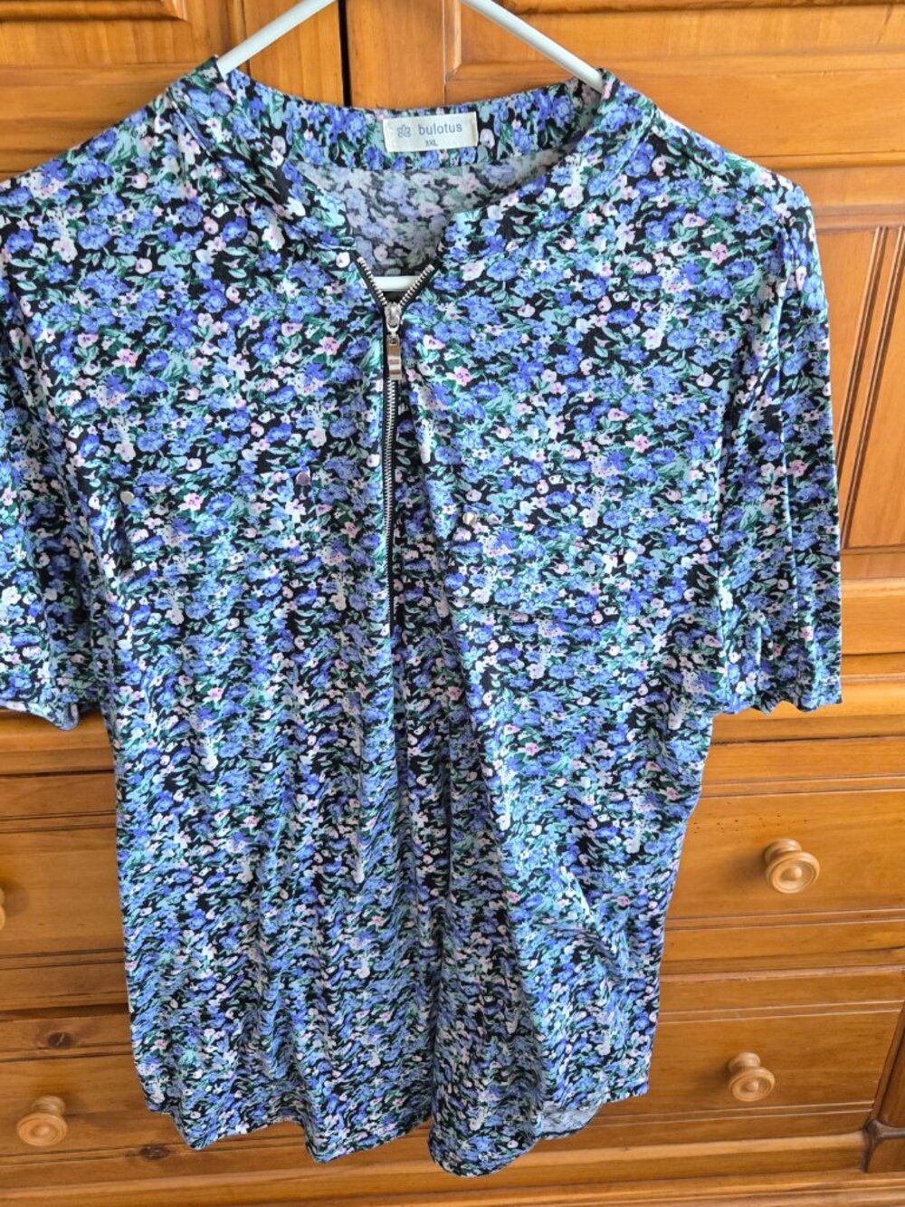 Bulotus Zip Front V-Neck Short Sleeve Top